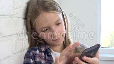 儿童玩平板电脑，儿童使用智能手机，女孩上网阅读信息